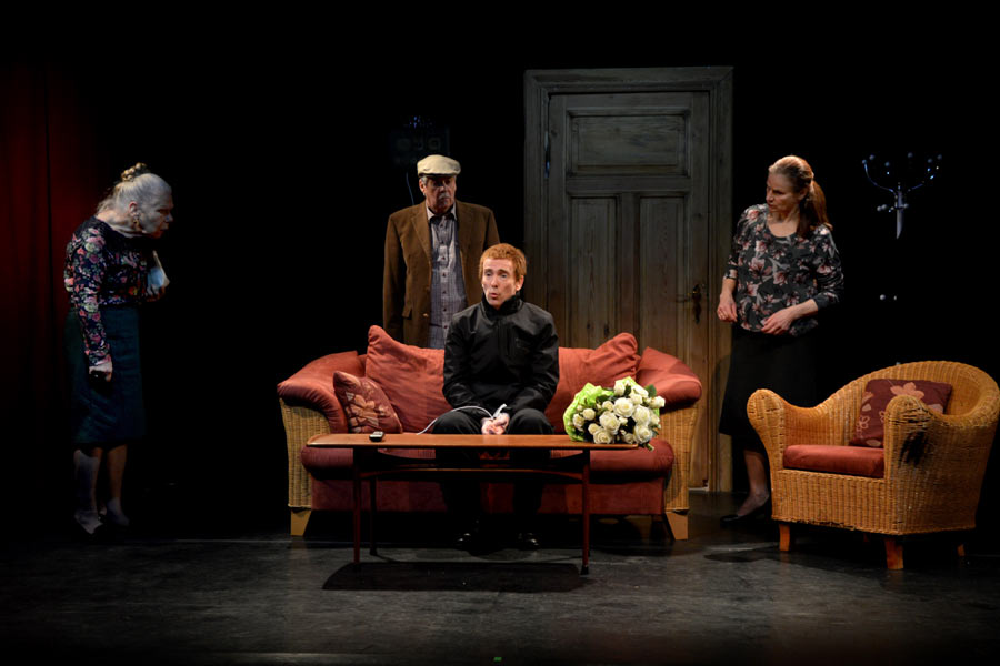 Gabi Schwabe, Manfred Schlosser, Christoph Gottschalch und Rosita Mewis in der 'Backpflaumenballade II' - Foto: Karoline Jegodtka 2016
